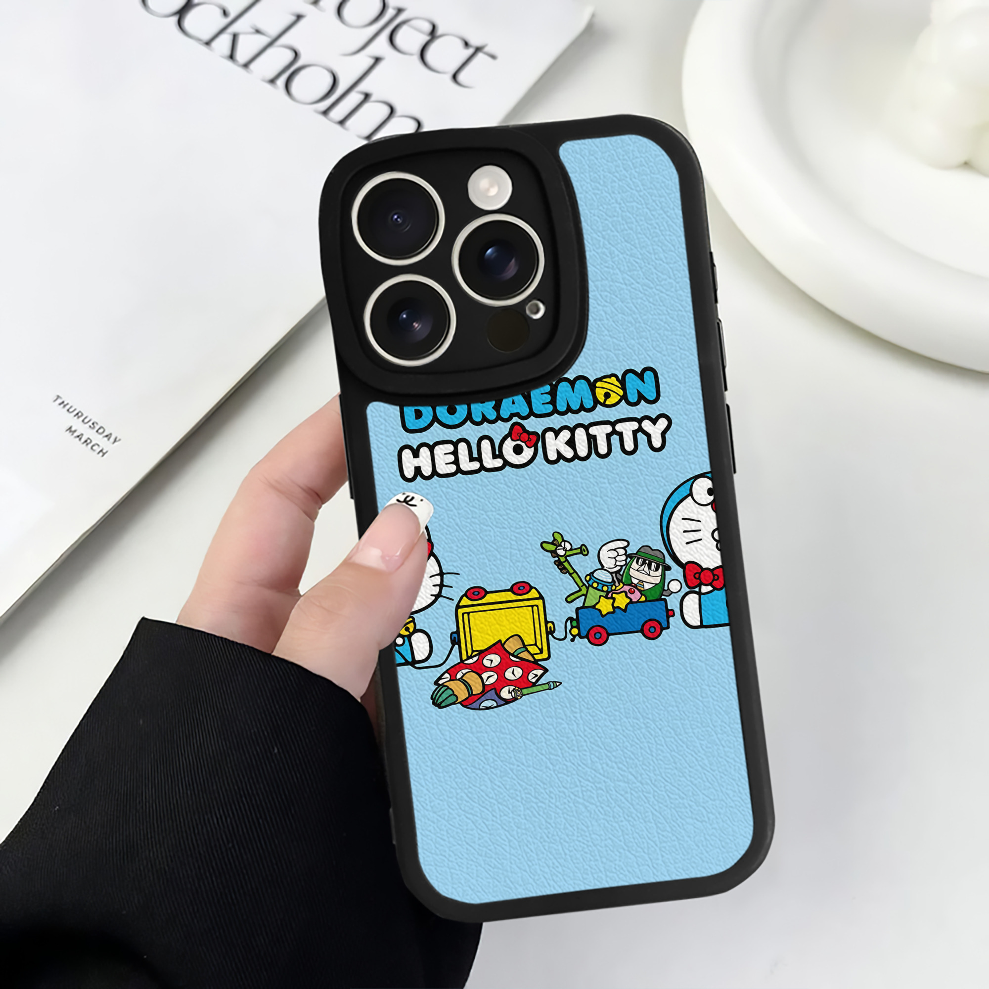 （画像用） ドラえもん Doraemon 【iPhone 16シリーズ対応】シリコンスマホケース（レザー調） 材質：シリコン